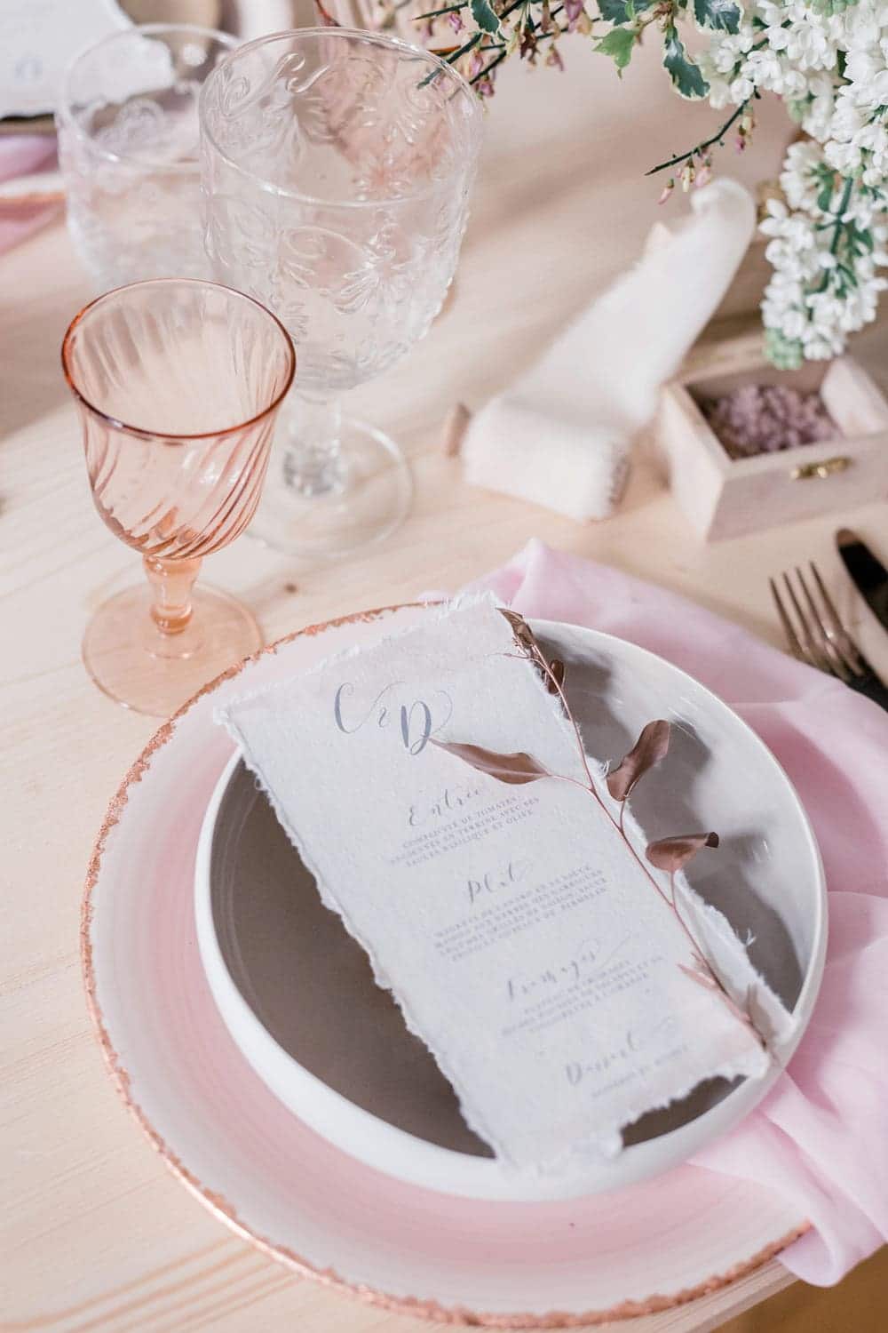 Photographe de détails de mariage : déco de table imaginée par la décoratrice de mariage Elle Imagine, avec des éléments rose blush, et cuivre rose gold