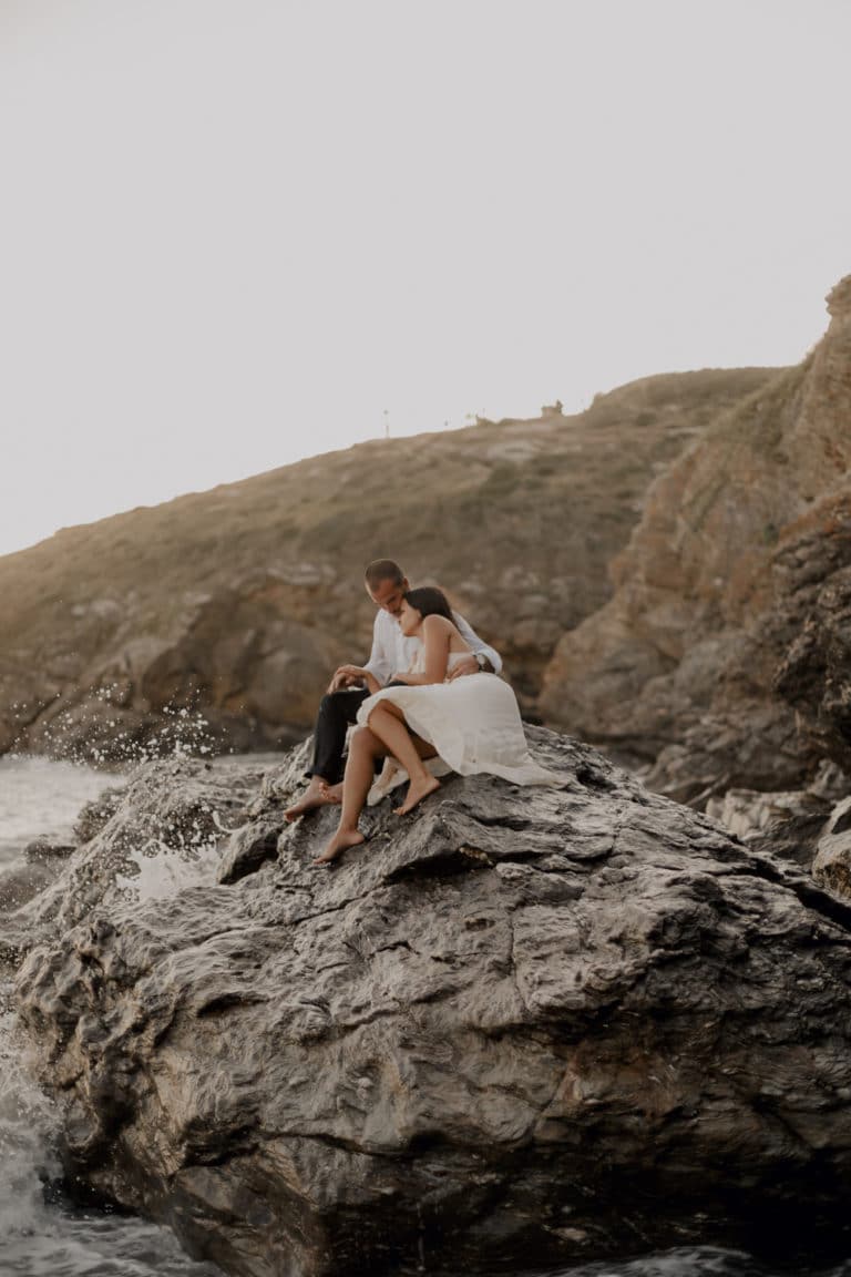 Love session sur les rochers de Bretagne