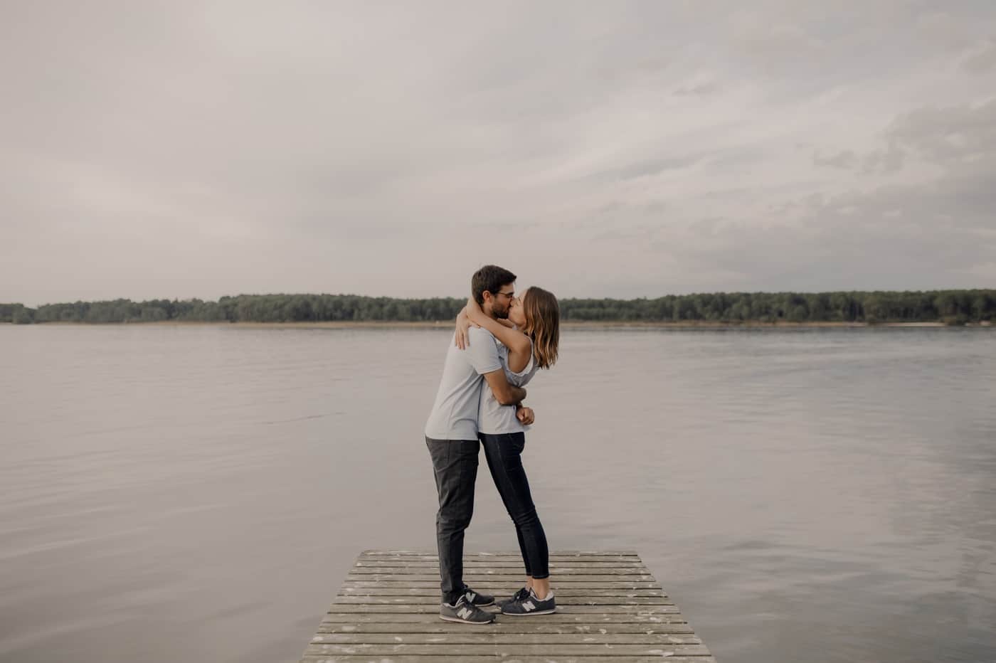06 MarieJonathan seance photos couple bordeaux lac pins amoureux 012