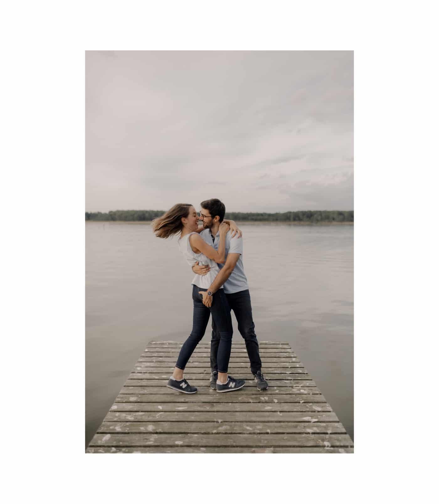 07 MarieJonathan seance photos couple bordeaux lac pins amoureux 013