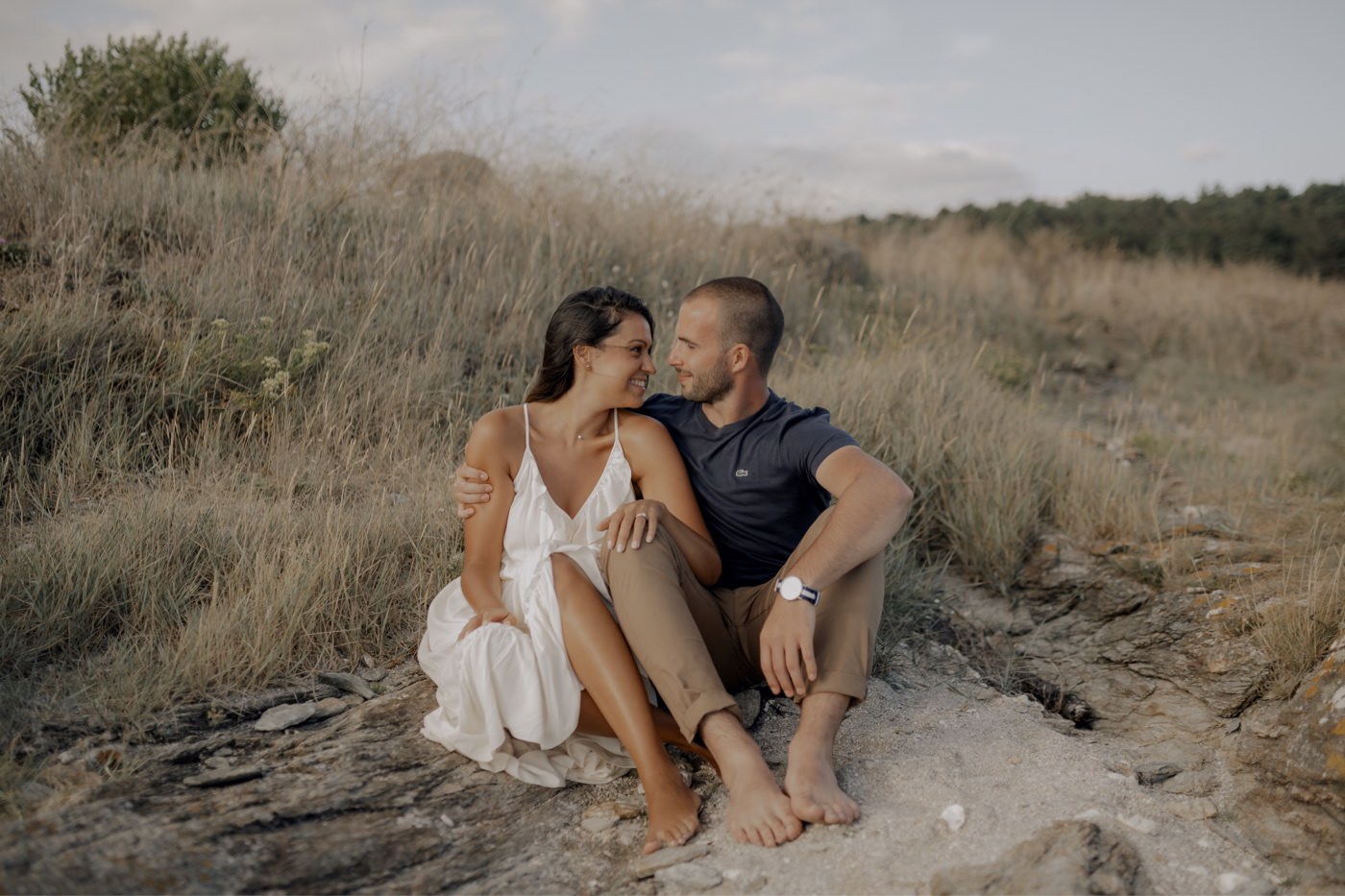 Infos Couple 2022 2 08 seance photo couple plage bretagne rochers