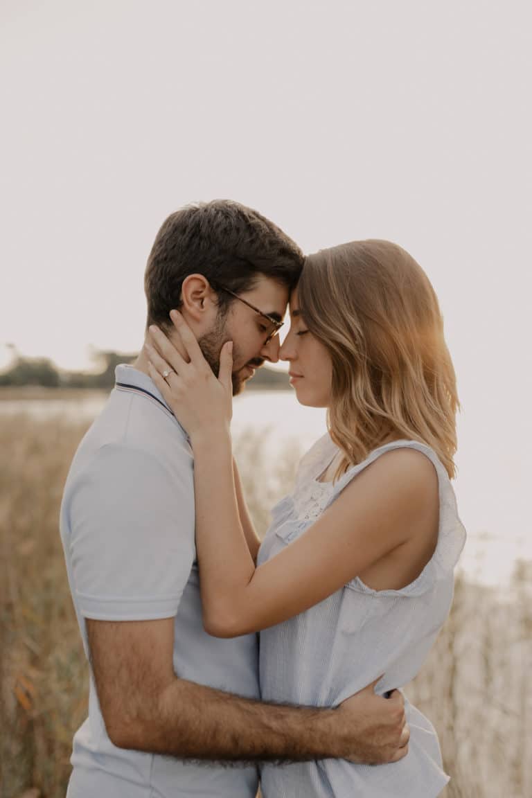 Séance photo en amoureux au coucher du soleil