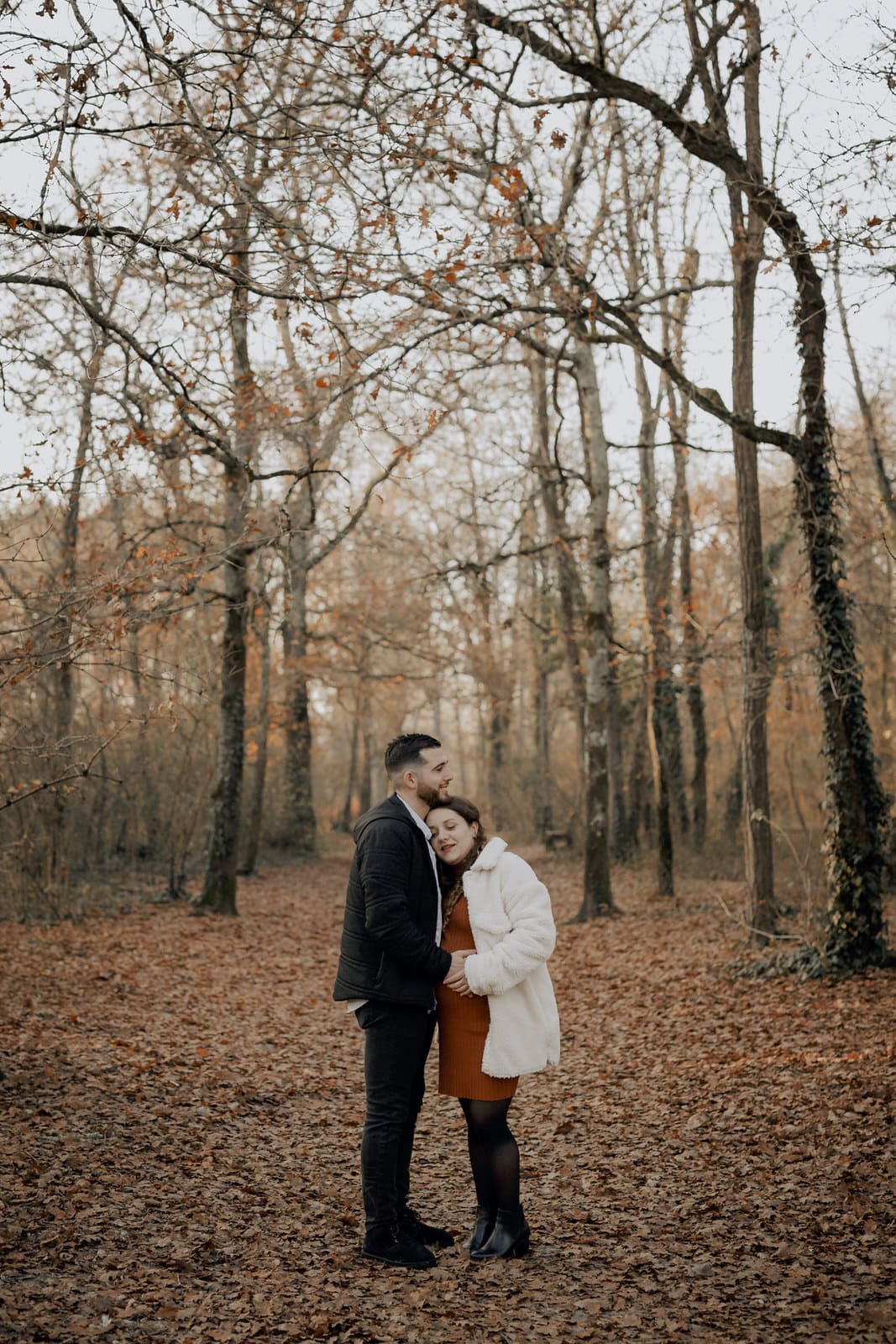 photo d'une séance grossesse dans une foret près de Bordeaux