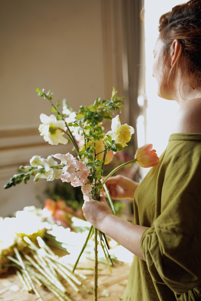 photo d'une fleuriste en train de composer un bouquet