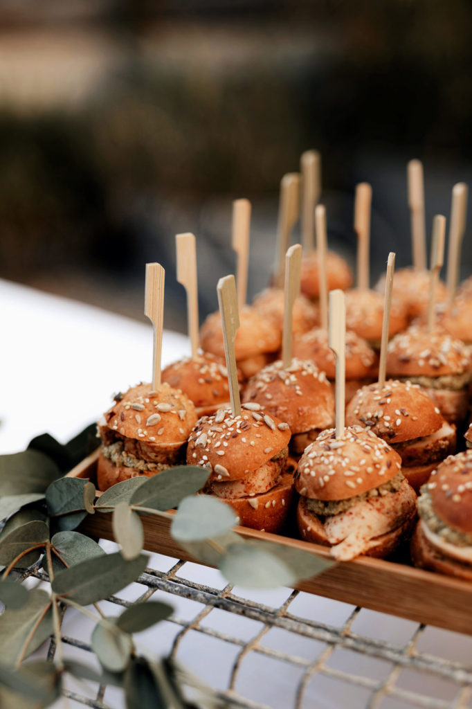 photo de minis burgers lors d'un evenement en exterieurà Bordeaux