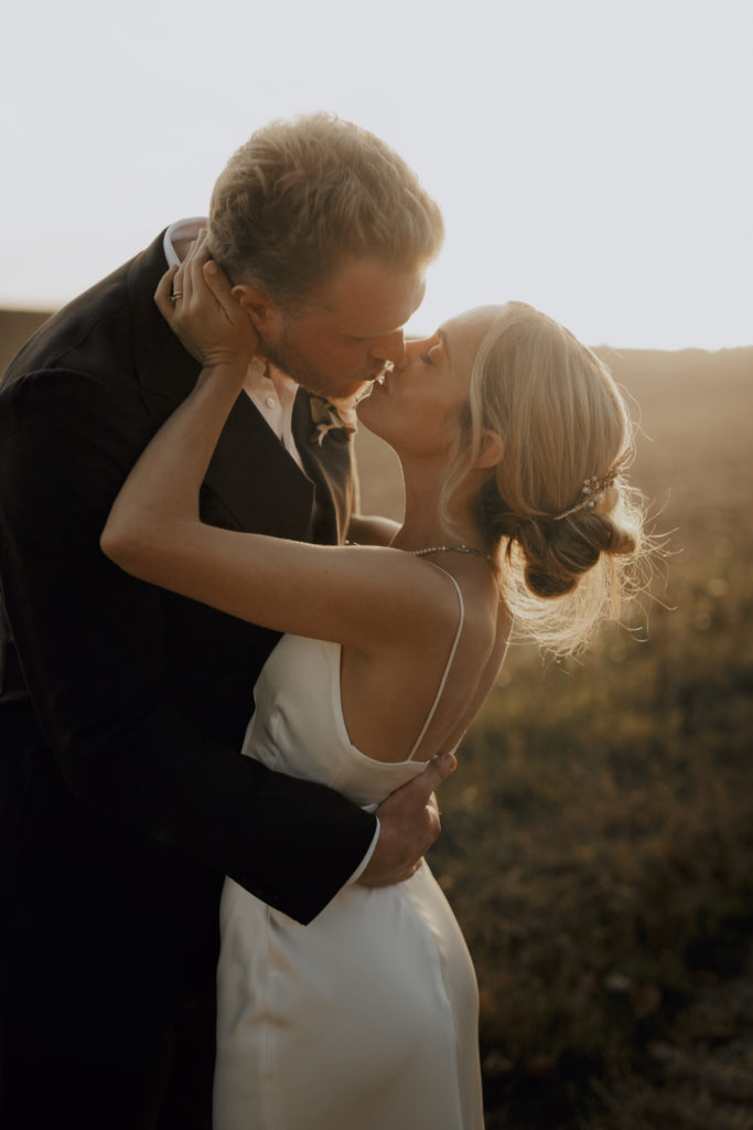 Home Portail 1 couple s'embrassant tendrement lors de leur mariage